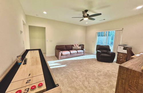 Epworth House | Modern Mountain Chalet - HOT TUB, Free WiFi, Ample Parking, Indoor/Outdoor Games
