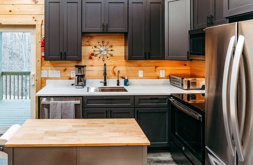 Wolf Run Cabin | Modern Salineville Cabin on 13 Acres w/Fire Pit!