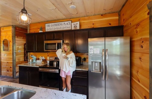 Sevierville Cabin | Modern Smoky Mtn Cabin | Hot Tub | Game Room | 85" TV | Sunset Deck | Sleeps 11