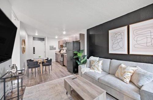 Corryville Apartment | Modern Stay Comfort-Free Parking