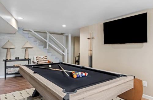Lindley Park House | Modern Villa w Pool Hot Tub & Games