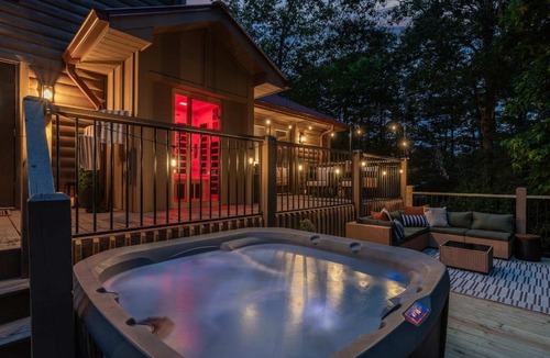 Sautee Nacoochee House | Monarch's Roost Luxe Cabin w Hot Tub and Sauna 10 Min to Helen