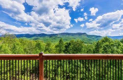 Pittman Center Ski Chalet | Moonshine Mtn - HugeLodge - Views - August Deals - Game Rm - Hot Tub - Fire Pit