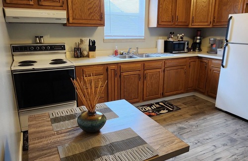 Ashland Apartment | Morning Brew With a Park View, Central to Most Places. Nucor/Kokosing stays!