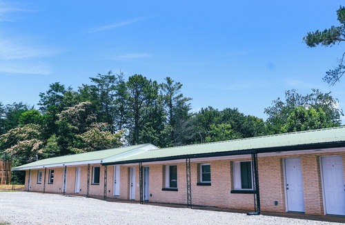 Isabella Apartment | Motel Room 5 with Bar & Grill and Laundromat