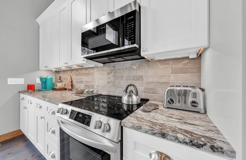 West Jefferson Cabin | Mount Jefferson Base Camp 3-BR/2-BA with Majestic Views and Amenities