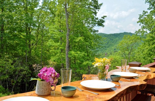 Bryson City Cabin | Mountain Cabin, Hot Tub, Fire Pit, Views, Outdoor Bar, Stocked Kitchen