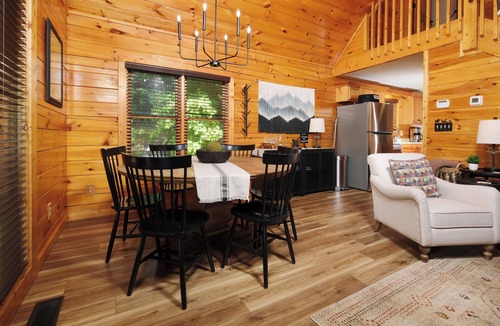 Black Bear Falls Cabin | Mountain Charm Meets Modern Comfort-5 Minutes to Gatlinburg. Hot Tub & Game Room