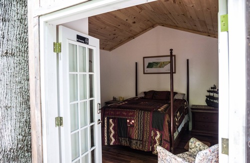 Roan Mountain House | Mountain Harbour B&B and Hiker Hostel