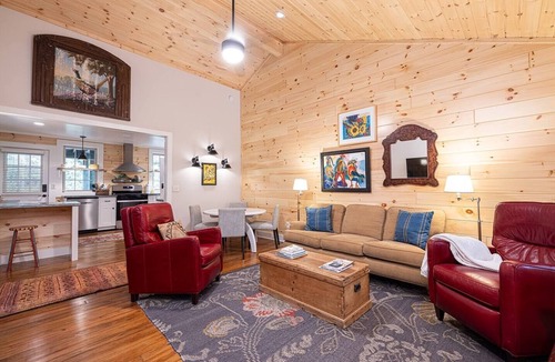 Mountain Rest Cabin | Mountain Rest Cottage Ivy Suite