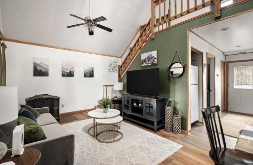 Rio Ski Chalet | Mountain retreat chalet w hot tub & deck