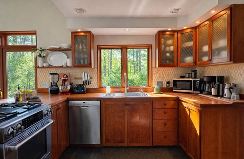 Bakersville Cabin | Mountain Retreat for Two! Japanese Tub. Fast WiFi