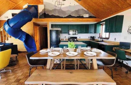 Tate Cabin | Mountain top cabin! Slide, Hot Tub, Arcade Wi-Fi hiking