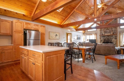 Timberline House | Mountain Treat - 504 Bobcat Road Mountain Treat - Lake Access, Pet Friendly, Hot Tub