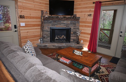 Brasstown Cabin | Mountain View Retreat New Cabin Hot Tub Close to Folk School Brasstown