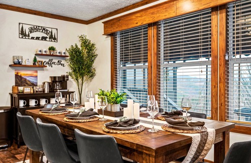 Chalet Village North Ski Chalet | Mountain Views/Game Room/Theatre Room/Jacuzzi/Fire Pit/10mins to downtown Gburg