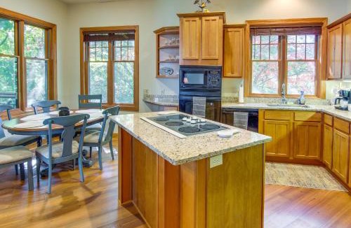 Mountain Air House | Mtn-View Condo w/Screened Porch in Burnsville!