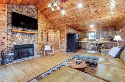 Cherokee Cabin | Mtn-View Getaway w/Lake Access in Whittier!