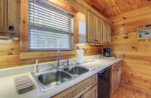 Cherokee Cabin | Mtn-View Getaway w/Lake Access in Whittier!