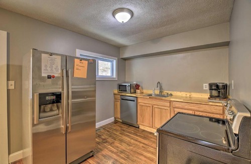 Mullens House | Mullens Cabin w/Gas Grill & Mountain Views!