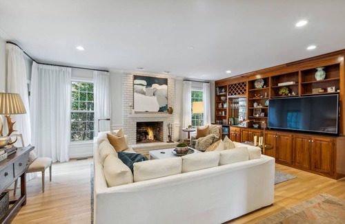 Green Hills House | Nashville/Green HIlls Cozy Family Home. Great for entertaining. Pet Freindly