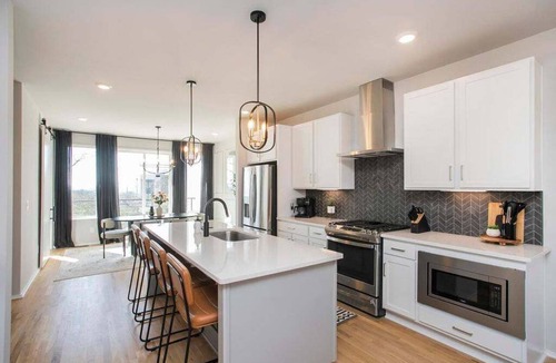 Haynes Area House | 🌇 Nashville Rooftop Retreat - Fire Pit, Skyline Views, Sleeps 12! 🎶