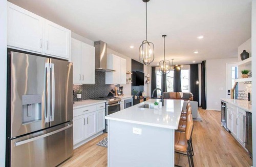 Haynes Area House | 🌇 Nashville Rooftop Retreat - Fire Pit, Skyline Views, Sleeps 12! 🎶