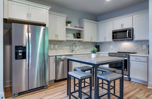 Greenwood House | Nashville Townhouse: Walk to Food, Near Downtown!