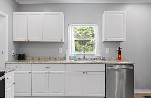 Chattanooga House | Near Downtown, Park & Zoo! Trendy Ridgeland Tudor