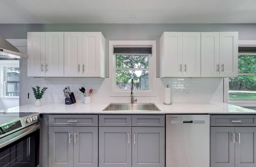 Greenville House | Near ECU! Centrally Located Gem w/Sunroom & Deck
