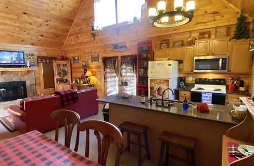 Sevierville Cabin | 🐻NEAR SEVIERVILLE CONVENTION CTR-5 Stars, Loft, Com. Pool, Hot Tub & Pool Table🐻