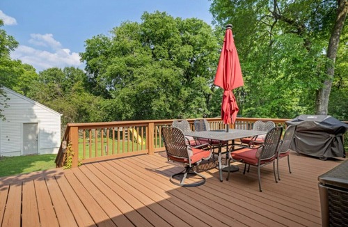 Inglewood Cottage | Neighborhood Retreat - Large Yard Family Fire Pit