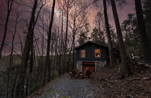 Raccoon Ridge Cabin | Neverland Escape | Riverfront, Hot Tub & Games