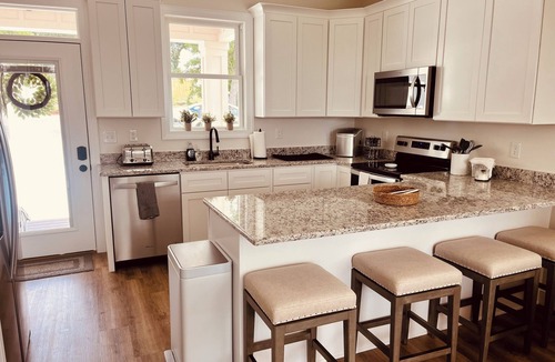 La Follette House | New 3 bed, 3 bath cozy home in Deerfield resort with private dock.