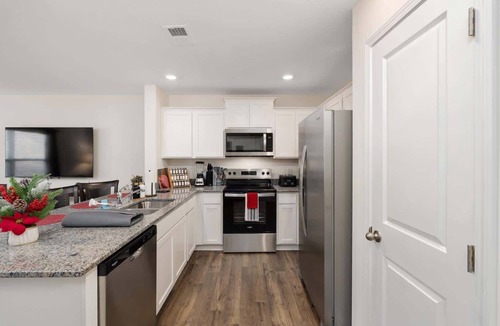 Bluff City House | ‼️New 3BR Raceday Retreat - Steps from Speedway