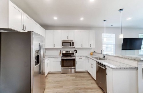 Oakdale House | New 4BR Home Near Uptown CLT + Sleeps 12 + Garage