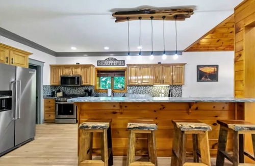 Beech Mountain Cabin | New! Beary Kozy Cabin Salt Water HotTub/Hike/Bike!