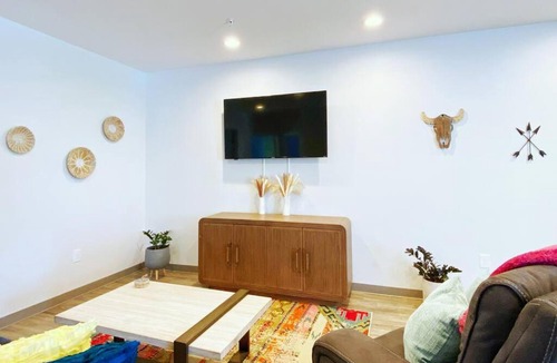 Maxwell House | New BOHO 4bd Suite East Nash Parking Central