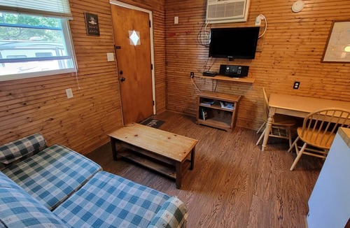 Benton Apartment | New Cottage 6 at the King Creek Lodge and Marina