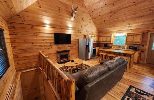 French Lick Cabin | NEW! Enchanting Log Cabin 2 Bed 2 Bath Located in Town of French Lick, IN