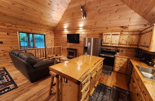French Lick Cabin | NEW! Enchanting Log Cabin 2 Bed 2 Bath Located in Town of French Lick, IN