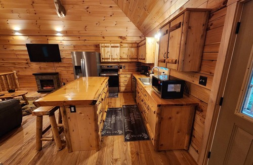 French Lick Cabin | NEW! Enchanting Log Cabin 2 Bed 2 Bath Located in Town of French Lick, IN