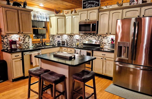 Hiawassee Cabin | New Hot Tub! 5 Min to Lake! 4 BR, Firepit, Gameroom, Mntn Views, Family Friendly