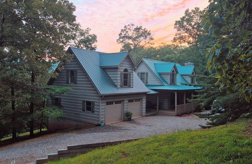Hiawassee Cabin | New Hot Tub! 5 Min to Lake! 4 BR, Firepit, Gameroom, Mntn Views, Family Friendly