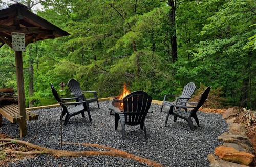 Hiawassee Cabin | New Hot Tub! 5 Min to Lake! 4 BR, Firepit, Gameroom, Mntn Views, Family Friendly