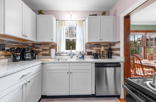 Fayetteville House | New! Hot Tub, Sauna, Arcade, cozy cottage - walk to everything! Great location!