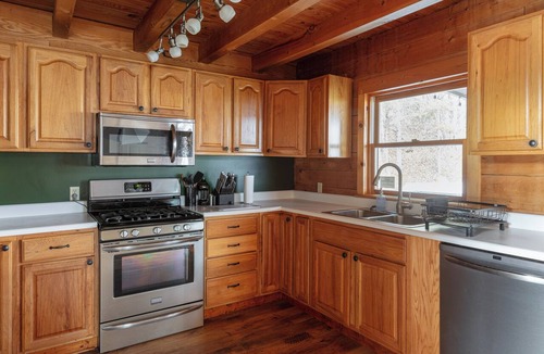 Willow Wood Cabin | New Hot Tub - Sweet Pines Cabin - Sleeps up to 8