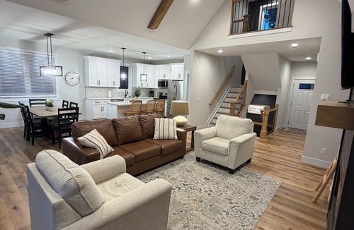 Williamstown House | NEW! Lakefront Getaway - Stunning Views - 7 Miles from The Ark