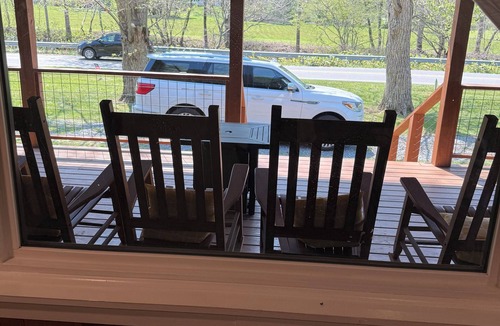 Alarka House | New listing discounted price,Hot tub, Pet friendly, fireplace,near town & Casino
