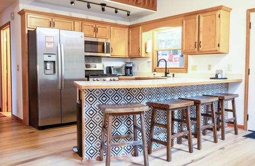 McCaysville Cabin | New Listing! Game Room Cabin+Fire Pit+Hot Tub+Dog Friendly+Close to Rafting!